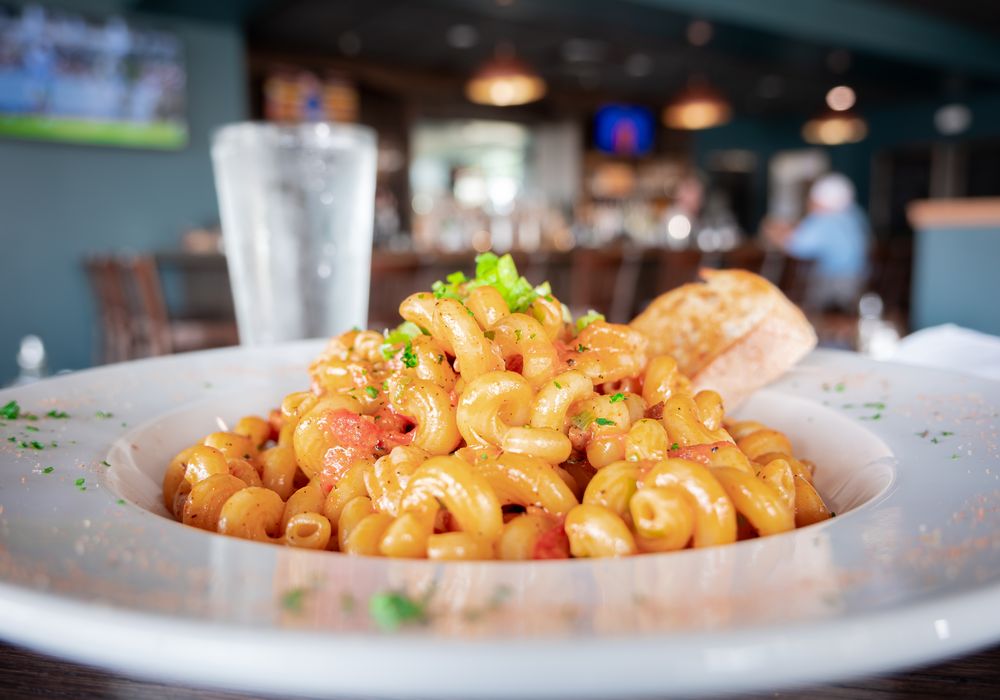 Creole pasta with diced tomatoes and garlic bread